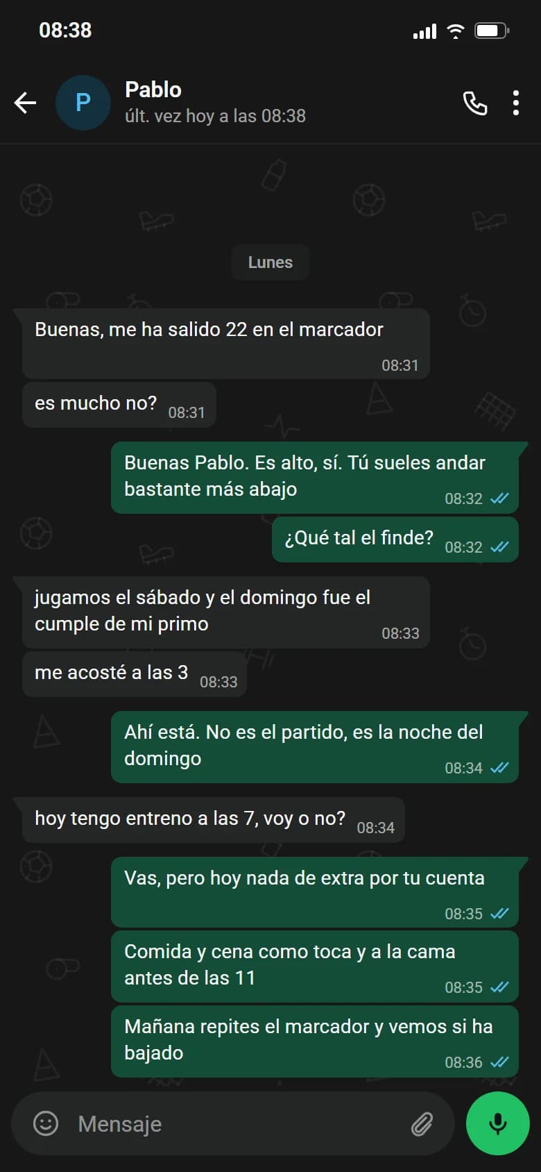 Ejemplo de conversación, nombre cambiado. Chat de WhatsApp con Pablo, lunes. Pablo: Buenas, me ha salido 22 en el marcador. Pablo: es mucho no?. Luismi: Buenas Pablo. Es alto, sí. Tú sueles andar bastante más abajo. Luismi: ¿Qué tal el finde?. Pablo: jugamos el sábado y el domingo fue el cumple de mi primo. Pablo: me acosté a las 3. Luismi: Ahí está. No es el partido, es la noche del domingo. Pablo: hoy tengo entreno a las 7, voy o no?. Luismi: Vas, pero hoy nada de extra por tu cuenta. Luismi: Comida y cena como toca y a la cama antes de las 11. Luismi: Mañana repites el marcador y vemos si ha bajado